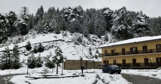 Dans la neige du nord de la Grèce, les migrants regrettent les camps surpeuplés