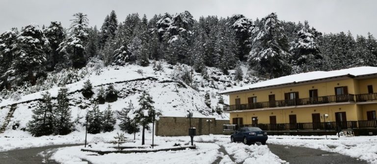 Dans la neige du nord de la Grèce, les migrants regrettent les camps surpeuplés