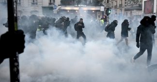 Tear gas vs rocks: Anti-pension reform & Yellow Vests protests get heated in France