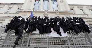 French lawyers throw off their robes to back ongoing STRIKE against pension reform