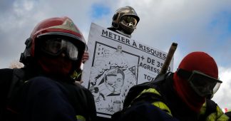 France: Riot Police Beat up Striking Firefighters as Media Looks the Other Way