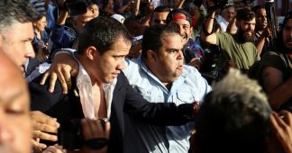 ‘Murderer!’ Protests and fights erupt as Guaido arrives at Venezuelan airport, gets booed and DOUSED with water