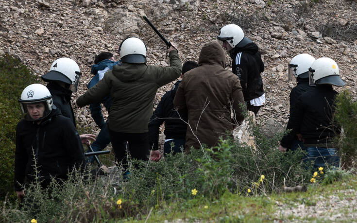 Riot police withdraws from Lesvos & Chios after raging against locals and cars