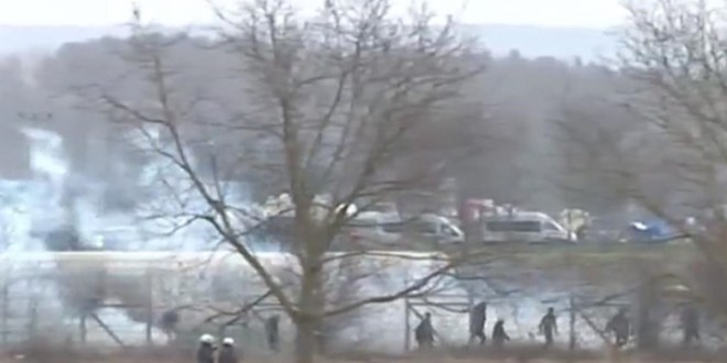 Turkish police fires teargas at Greek forces as migrants try to cross (video)
