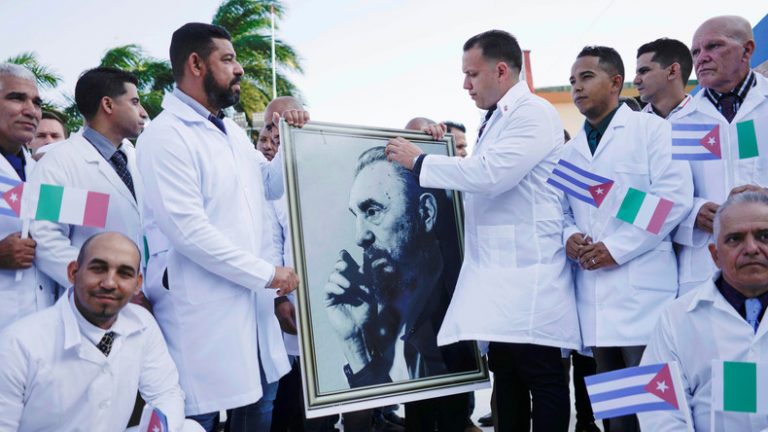 Coronavirus: Des députés français demandent à Philippe d’appeler Cuba et ses médecins à l’aide