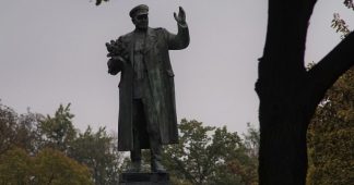 ‘Dark day’ in Prague: Czech authorities use sham ‘no mask’ Covid-19 excuse to tear down monument to Soviet liberator