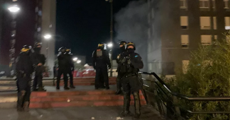 Gaz lacrymogène et heurts dans une manifestation à Paris en soutien aux migrants et aux sans-papiers