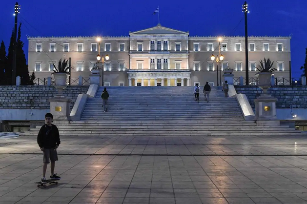 Dix ans après la crise de la dette, le spectre d’une nouvelle récession en Grèce