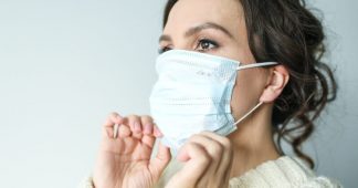 Masques et protection : inhaler moins de coronavirus signifie tomber moins gravement malade