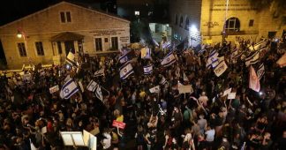 20,000 at anti-Netanyahu protest, including 200 Hasidim; events in world cities