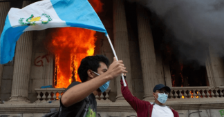 La colère monte contre le président du Guatemala : le parlement incendié