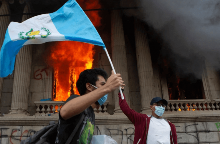 La colère monte contre le président du Guatemala : le parlement incendié