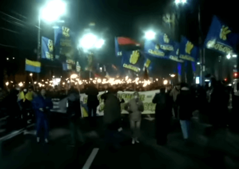 Ukrainian nationalists and neo-Nazis stage torchlight march in Kiev to mark Nazi collaborator’s birthday (VIDEO)