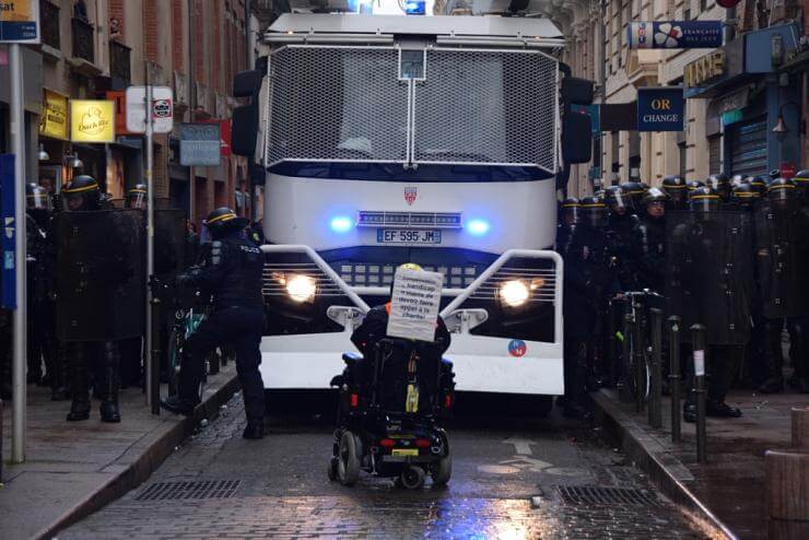 Entre sentiment d’être « bâillonné » et peur de la prison, les interdictions de manifester étouffent le mouvement social