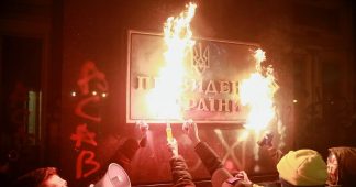 Ukrainian presidential office in Kiev vandalized by radicals protesting against sentence handed to notorious Neo-Nazi leader