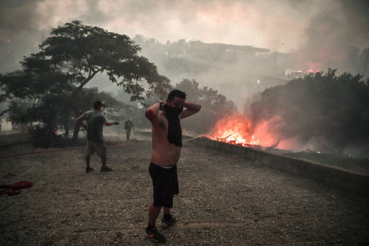 Les incendies en Grèce, révélateurs de la crise sociale que vit le pays