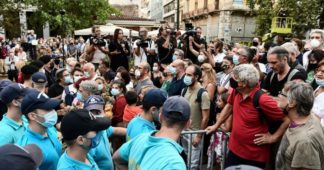 Scuffles between police and crowd waiting to pay respect to Mikis Theodorakis