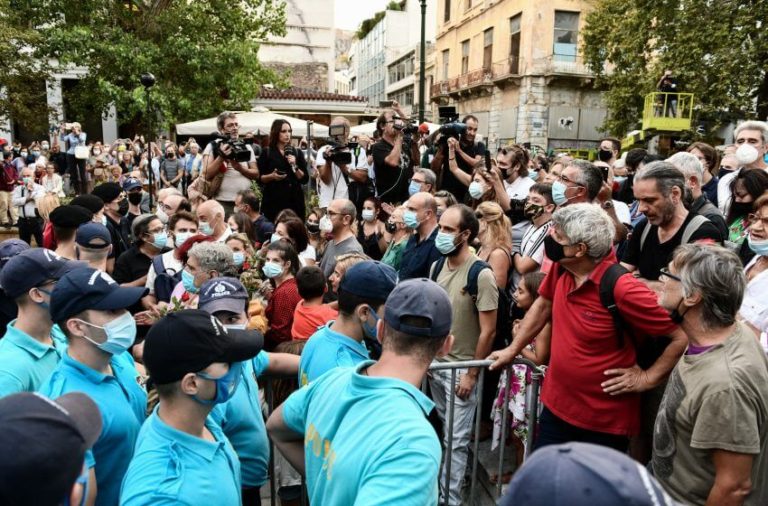 Scuffles between police and crowd waiting to pay respect to Mikis Theodorakis