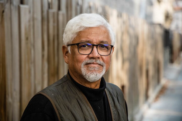 Selon l’écrivain Amitav Ghosh, « Le monde se prépare aux changements climatiques en se préparant à la guerre »
