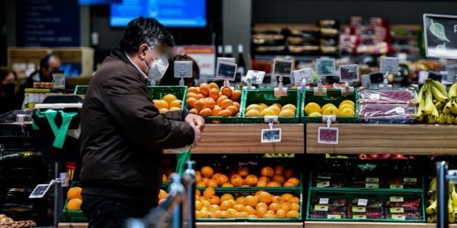 6 in 10 Greek workers cut down on basic food and heating, Labor survey finds