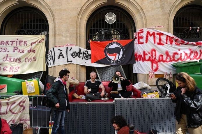 “C’était flippant”: Des militants d’extrême droite interviennent pour lever le blocus de Sciences Po à Paris
