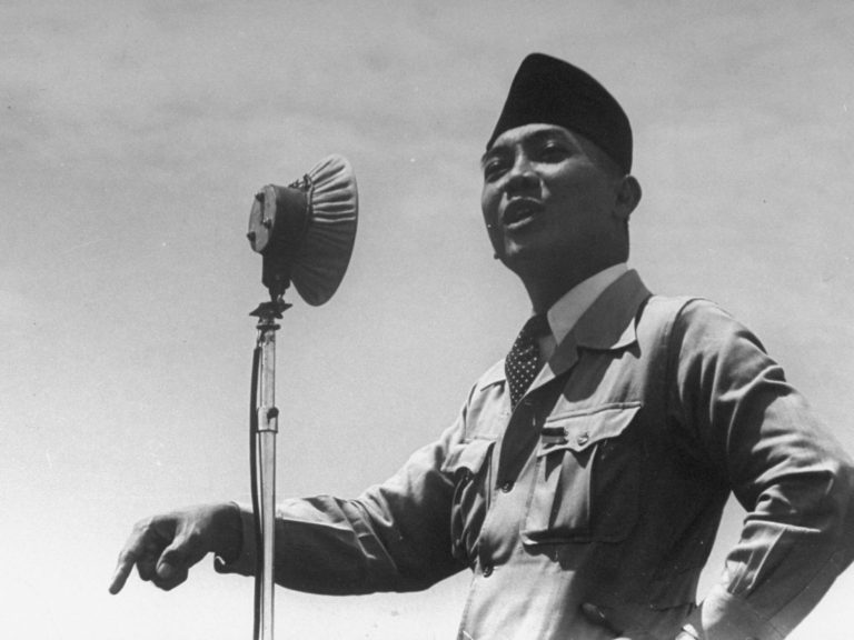Sukarno is back: Exhibition of Sukarno’s photos in Paris 6 Townhall