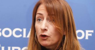 La députée européenne Clare Daly accuse ses collègues de pousser les peuples vers la guerre contre la Russie