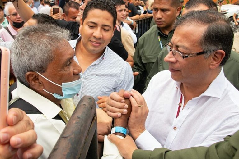 Les États-Unis, la droite et les médias tentent un coup d’État contre le président colombien Gustavo Petro