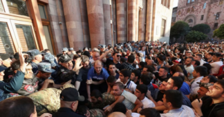 In Yerevan, protesters stormed the Armenian government building. They demand Pashinyan’s resignation and intervention in the conflict in Karabakh