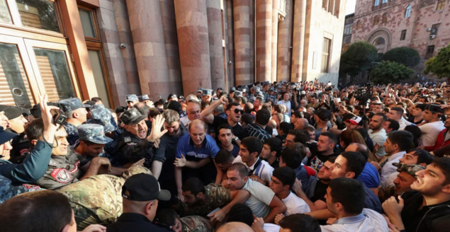 In Yerevan, protesters stormed the Armenian government building. They demand Pashinyan’s resignation and intervention in the conflict in Karabakh