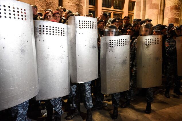 Azerbaijan occupies by force the Armenian enclave of Nagorno – Karabach