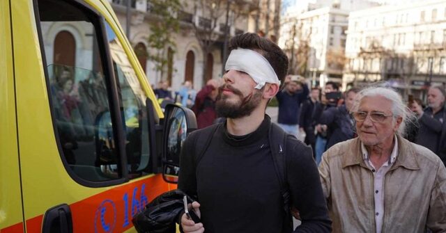 Police batons send 8 students with head injuries to hospital (picts)