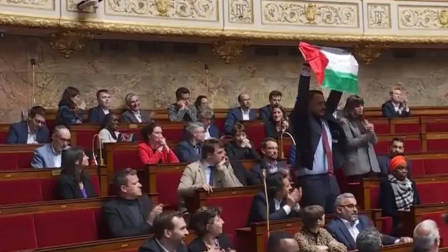France Un député de gauche radicale brandit un drapeau palestinien