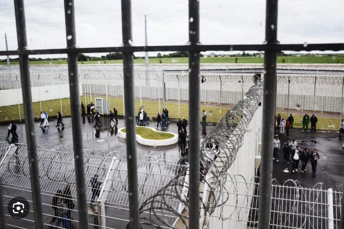 Eau payante et promenades en plein soleil : l’enfer estival dans les prisons
