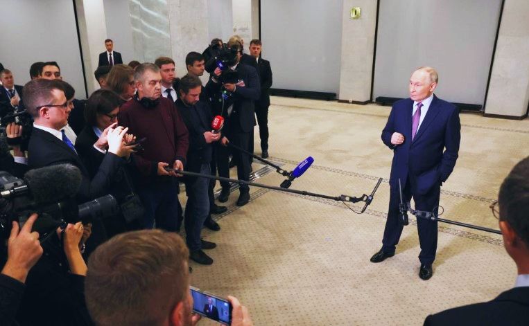Putin Brushes Off New US Sanctions, Issues Warning on Tomahawk Missiles