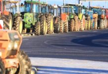Greek Farmers Reject Gov’t Measures, Threaten to Keep Road Blockades