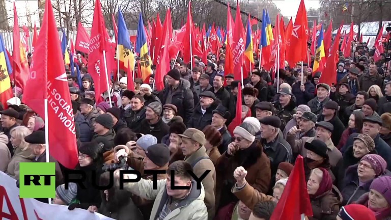 Tens of thousands protest in Moldova calling for snap elections (VIDEO)
