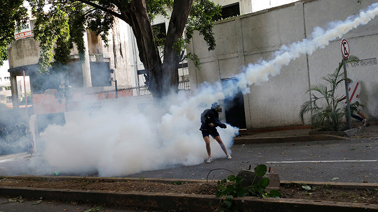 Images fortes : Ils brûlent deux hommes signalés comme chavistes lors d’une manifestation de l’opposition au Venezuela
