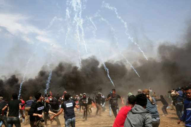 Israeli forces kill three Gaza border protesters, wound 400
