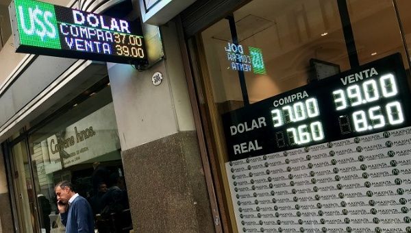 Argentina Hikes Interest Rate to 60% as Peso Crashes