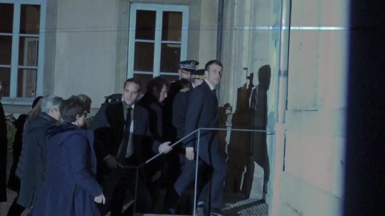 Emmanuel Macron hué et insulté à sa sortie de la préfecture du Puy-en-Velay