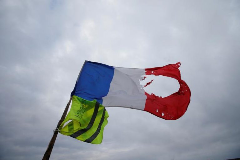 Yellow vest anger endures in France