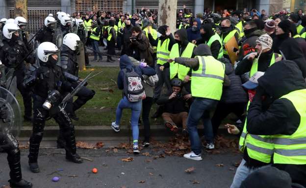 Brussels police arrest hundreds in ‘yellow vest’ riot