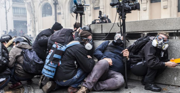 “Gilets jaunes” : une vingtaine de photoreporters et journalistes indépendants vont porter plainte pour des “violences” de la police