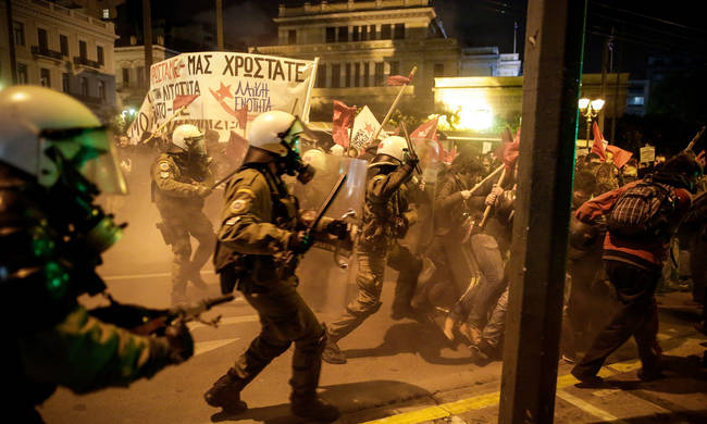 Clashes & tear gas as protesters demonstrate against Merkel’s visit to Greece