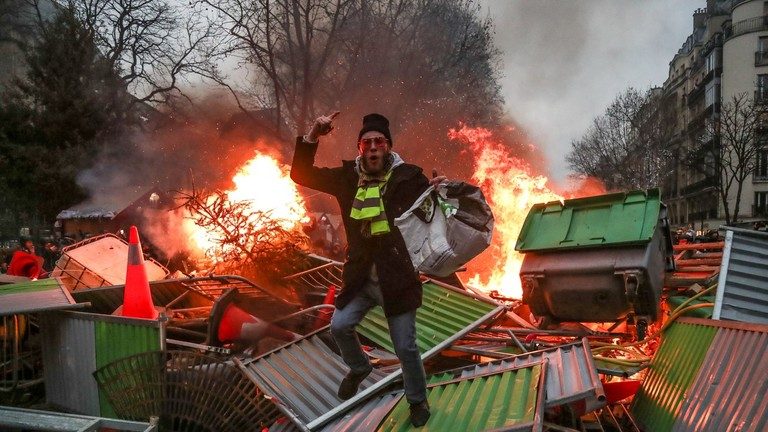 Scuffles break out as ‘yellow vests’ return to streets for 1st protest of 2019