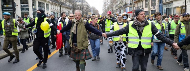 Comment les “gilets jaunes” ont mis en place des services d’ordre pour encadrer leurs manifestations