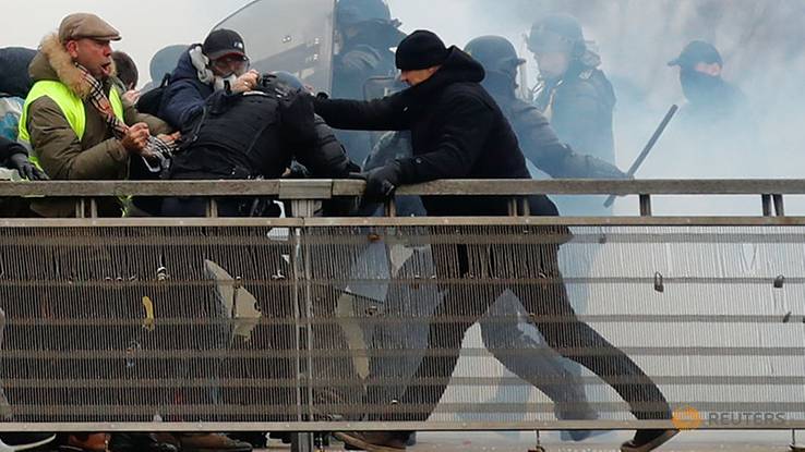 French government witch-hunts ex-boxer who punched riot police in “yellow vest” protest
