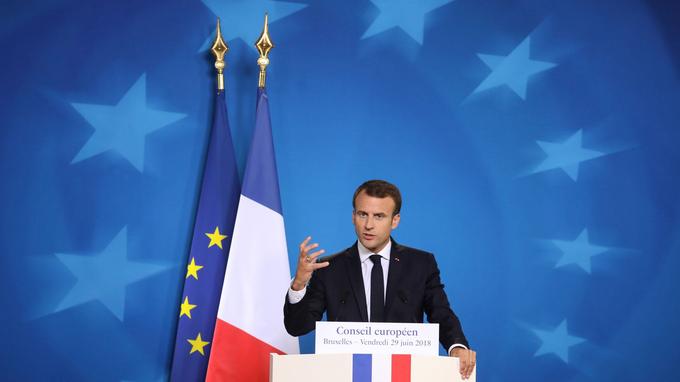 Gilets jaunes: «Macron a les pieds et les poings liés par l’Union européenne»
