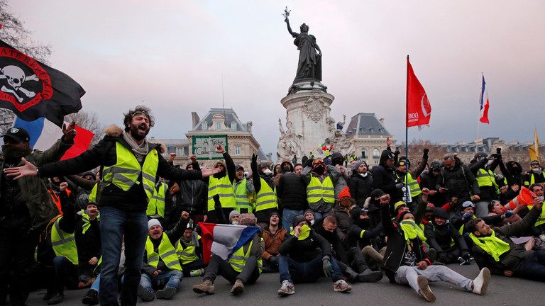 When Paris and Berlin were threatening Greeks everything was OK. Now Macron does not like Italians commenting his policies